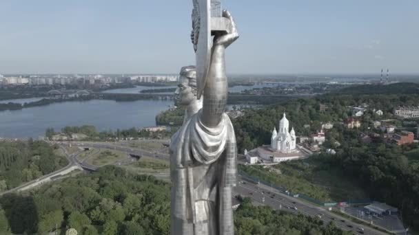 우크라 이나 Kyiv 의 건축: 모국 기념물의 항공 관측. 느린 동작, 납작 한 회색 — 비디오