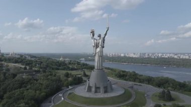 Ukrayna 'nın Kyiv kentinin mimarisi: Anavatan Anıtı' nın havadan görünüşü. Ağır çekim, düz, gri