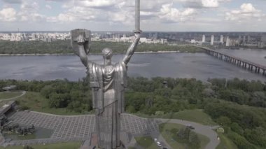 Ukrayna 'nın Kyiv kentinin mimarisi: Anavatan Anıtı' nın havadan görünüşü. Ağır çekim, düz, gri