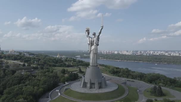 The architecture of Kyiv, Ukraine: Aerial view of the Motherland Monument. Movimiento lento, plano, gris — Vídeos de Stock