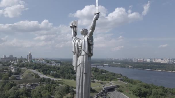 Η αρχιτεκτονική του Κιέβου, Ουκρανία: Αεροφωτογραφία του Μνημείου της Μητέρας Γης. Αργή κίνηση, επίπεδη, γκρι — Αρχείο Βίντεο