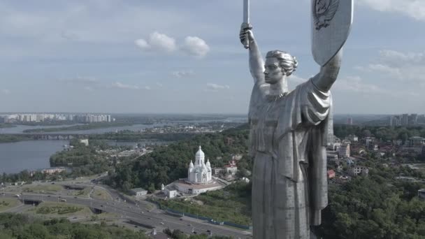 De architectuur van Kiev, Oekraïne: Luchtfoto van het Moederland Monument. Langzame beweging, vlak, grijs — Stockvideo