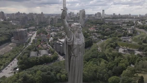 The architecture of Kyiv, Ukraine: Aerial view of the Motherland Monument. Movimiento lento, plano, gris — Vídeo de stock