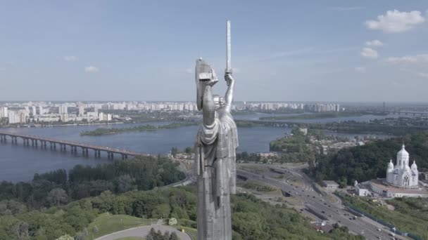 The architecture of Kyiv, Ukraine: Aerial view of the Motherland Monument. Movimiento lento, plano, gris — Vídeos de Stock