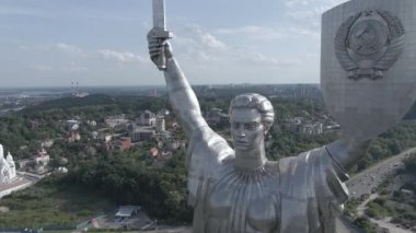 Ukrayna 'nın Kyiv kentinin mimarisi: Anavatan Anıtı' nın havadan görünüşü. Ağır çekim, düz, gri