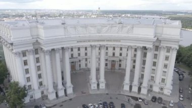 Kyiv 'in mimarisi. Ukrayna: Ukrayna Dışişleri Bakanlığı. Hava görüntüsü. Ağır çekim, düz, gri