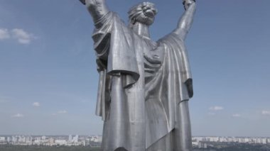 Ukrayna 'nın Kyiv kentinin mimarisi: Anavatan Anıtı' nın havadan görünüşü. Ağır çekim, düz, gri