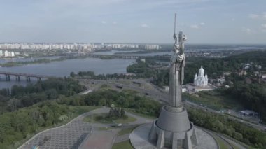Ukrayna 'nın Kyiv kentinin mimarisi: Anavatan Anıtı' nın havadan görünüşü. Ağır çekim, düz, gri