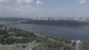 Ukrayna 'nın Kyiv kentinin mimarisi: Anavatan Anıtı' nın havadan görünüşü. Ağır çekim, düz, gri