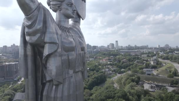Architektura Kyjeva, Ukrajina: Letecký pohled na Památník vlasti. Zpomalený pohyb, plochý, šedý — Stock video