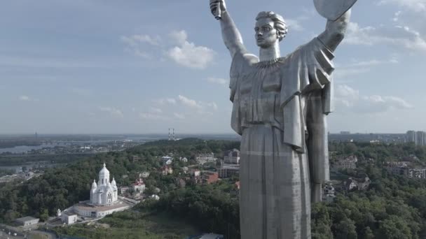 De architectuur van Kiev, Oekraïne: Luchtfoto van het Moederland Monument. Langzame beweging, vlak, grijs — Stockvideo