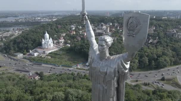 De architectuur van Kiev, Oekraïne: Luchtfoto van het Moederland Monument. Langzame beweging, vlak, grijs — Stockvideo