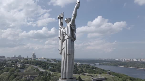 Arkitekturen i Kiev, Ukraina: Flygfoto över Motherland Monument. Långsamma rörelser, flata, grå — Stockvideo