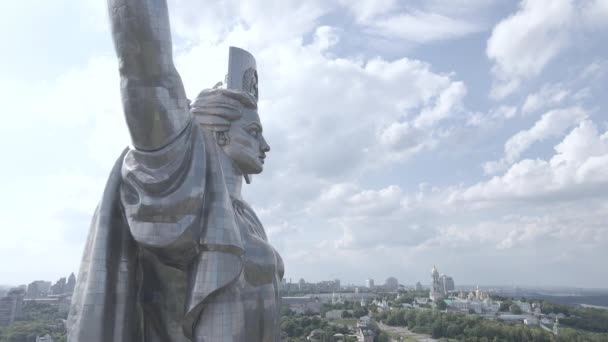 A arquitetura de Kiev, Ucrânia: Vista aérea do Monumento da Pátria. Movimento lento, plano, cinza — Vídeo de Stock