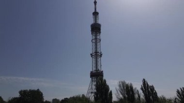 Kyiv 'in mimarisi. Ukrayna: TV kulesi. Hava görüntüsü. Yavaş çekim