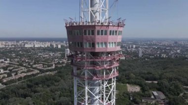 Kyiv 'in mimarisi. Ukrayna: TV kulesi. Hava görüntüsü. Yavaş çekim