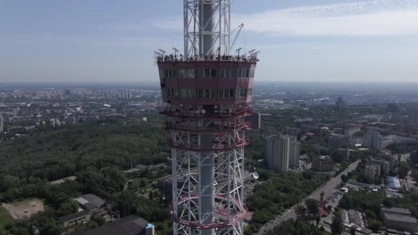 Architektura Kijowa. Ukraina: wieża telewizyjna. Widok z lotu ptaka. Zwolniony ruch — Wideo stockowe