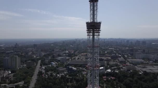 La arquitectura de Kiev. Ucrania: torre de televisión. Vista aérea. Movimiento lento — Vídeo de stock