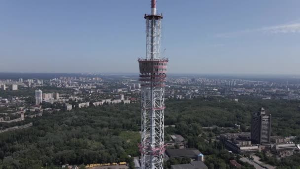 La arquitectura de Kiev. Ucrania: torre de televisión. Vista aérea. Movimiento lento — Vídeos de Stock