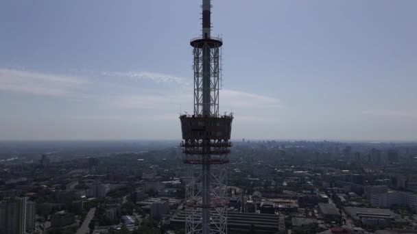 Die Architektur von Kiew. Ukraine: Fernsehturm. Luftaufnahme. Zeitlupe — Stockvideo