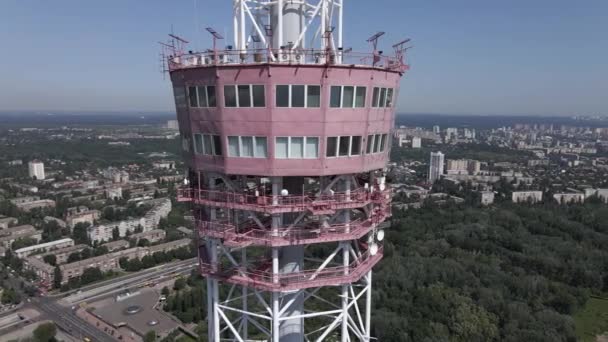 La arquitectura de Kiev. Ucrania: torre de televisión. Vista aérea. Movimiento lento — Vídeos de Stock