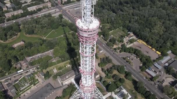 La arquitectura de Kiev. Ucrania: torre de televisión. Vista aérea. Movimiento lento — Vídeo de stock