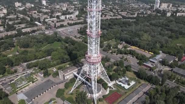 La arquitectura de Kiev. Ucrania: torre de televisión. Vista aérea. Movimiento lento — Vídeos de Stock