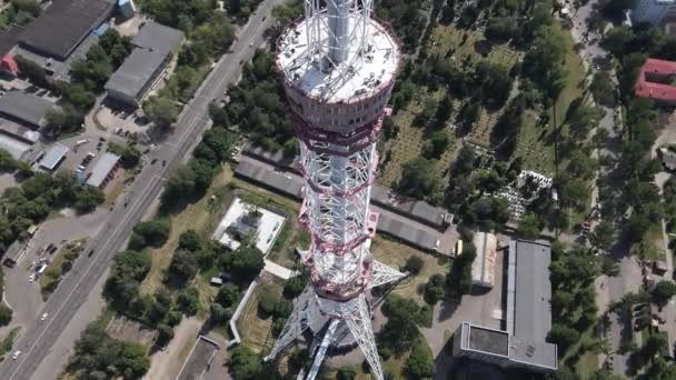 A arquitetura de Kiev. Ucrânia: torre de TV. Vista aérea. Movimento lento — Vídeo de Stock