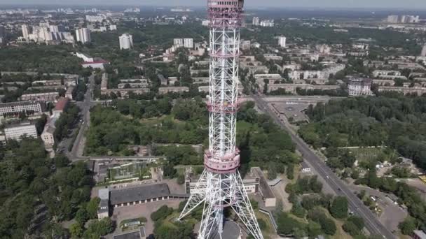 A arquitetura de Kiev. Ucrânia: torre de TV. Vista aérea. Movimento lento — Vídeo de Stock