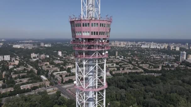 De architectuur van Kiev. Oekraïne: tv-toren. Luchtfoto 's. Langzame beweging — Stockvideo