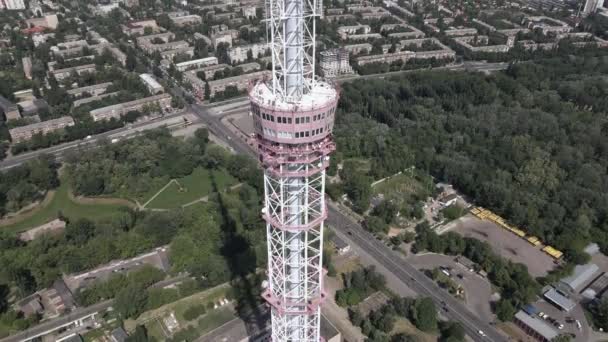 La arquitectura de Kiev. Ucrania: torre de televisión. Vista aérea. Movimiento lento — Vídeos de Stock