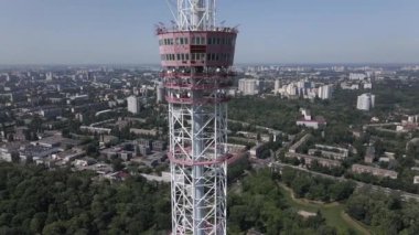 Kyiv 'in mimarisi. Ukrayna: TV kulesi. Hava görüntüsü. Yavaş çekim