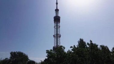 Kyiv 'in mimarisi. Ukrayna: TV kulesi. Hava görüntüsü. Yavaş çekim