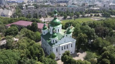 Kyiv 'in mimarisi. Ukrayna: Kyiv 'deki Aziz Cyril Kilisesi. Ukrayna. Hava görüntüsü. Yavaş çekim.