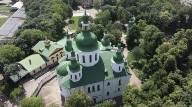 Kyiv 'in mimarisi. Ukrayna: Kyiv 'deki Aziz Cyril Kilisesi. Ukrayna. Hava görüntüsü. Yavaş çekim.