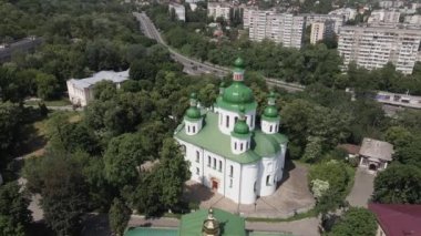 Kyiv 'in mimarisi. Ukrayna: Kyiv 'deki Aziz Cyril Kilisesi. Ukrayna. Hava görüntüsü. Yavaş çekim.