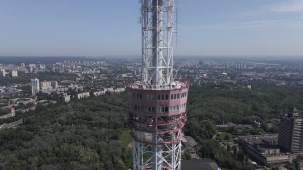 La arquitectura de Kiev. Ucrania: torre de televisión. Vista aérea. Movimiento lento — Vídeos de Stock