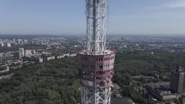 De architectuur van Kiev. Oekraïne: tv-toren. Luchtfoto 's. Langzame beweging — Stockvideo