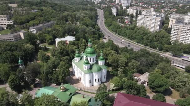 De architectuur van Kiev. Oekraïne: St. Cyril kerk in Kiev. Oekraïne. Luchtfoto 's. Langzame beweging. — Stockvideo