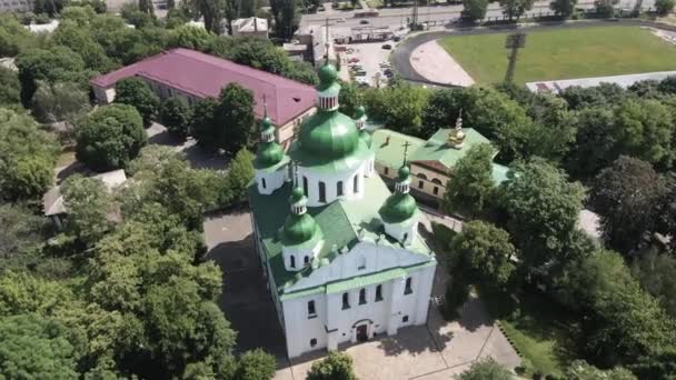 キエフの建築。ウクライナ:キエフの聖シリル教会。ウクライナだ。空中展望。スローモーション. — ストック動画