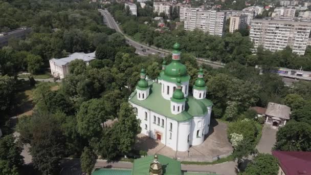 Kyiv 의 건축. 우크라이나 : St. Cyril Church in Kyiv. 우크라이나. 공중에서 본 모습. 느린 동작. — 비디오