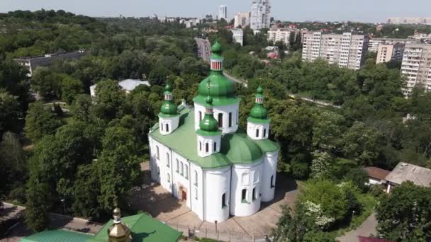 Kijev építészete. Ukrajna: Szent Cirill templom Kijevben. Ukrajnában. Légi felvétel. Lassú mozgás.. — Stock videók