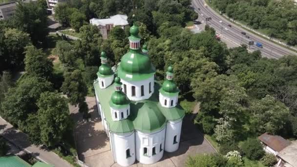 A arquitetura de Kiev. Ucrânia: Igreja de São Cirilo em Kiev. Ucrânia. Vista aérea. Movimento lento . — Vídeo de Stock