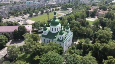 Kyiv 'in mimarisi. Ukrayna: Kyiv 'deki Aziz Cyril Kilisesi. Ukrayna. Hava görüntüsü. Yavaş çekim.