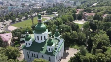 Kyiv 'in mimarisi. Ukrayna: Kyiv 'deki Aziz Cyril Kilisesi. Ukrayna. Hava görüntüsü. Yavaş çekim.
