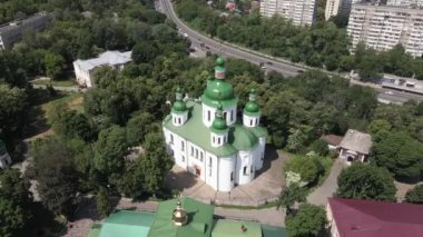 Kyiv 'in mimarisi. Ukrayna: Kyiv 'deki Aziz Cyril Kilisesi. Ukrayna. Hava görüntüsü. Yavaş çekim.