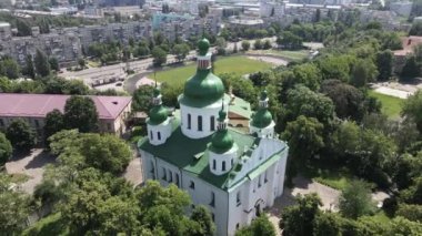 Kyiv 'in mimarisi. Ukrayna: Kyiv 'deki Aziz Cyril Kilisesi. Ukrayna. Hava görüntüsü. Yavaş çekim.