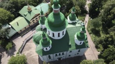 Kyiv 'in mimarisi. Ukrayna: Kyiv 'deki Aziz Cyril Kilisesi. Ukrayna. Hava görüntüsü. Yavaş çekim.