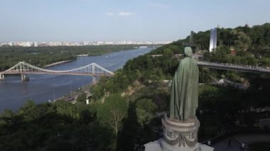 Kyiv 'in mimarisi. Ukrayna: Büyük Volodymyr Anıtı. Hava görüntüsü, yavaş çekim