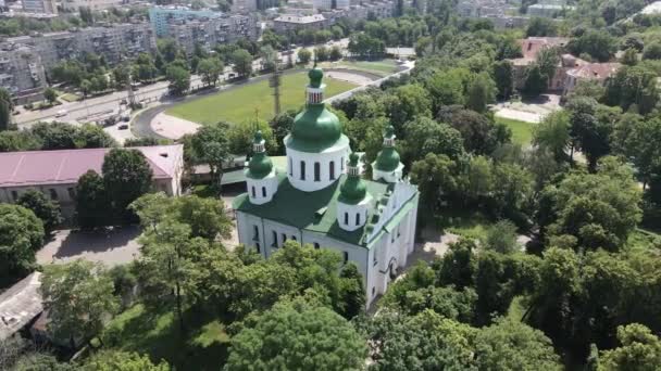 Architektura Kyjeva. Ukrajina: Kostel sv. Cyrila v Kyjevě. Ukrajina. Letecký pohled. Zpomalený pohyb. — Stock video